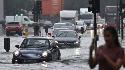 Сильный ливень затопил десятки улиц Лондона (Видео)