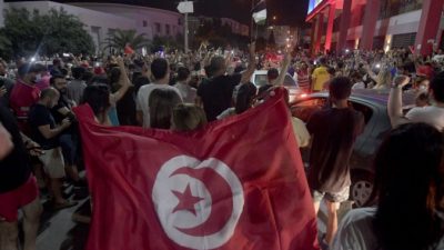 Президент Туниса отстранил премьера и распустил парламент