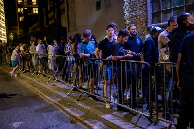 Люди выстраиваются в очередь рано утром, чтобы попасть в ночной клуб Egg London в так называемый «День свободы» 19 июля 2021 года в Лондоне, Англия. Rob Pinney/Getty Images | Epoch Times Россия