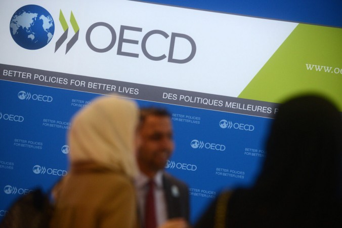 Гости прибывают в штаб-квартиру ОЭСР в Париже, Франция, 27 ноября 2013 г. (Antoine Antoniol / Getty Images) | Epoch Times Россия