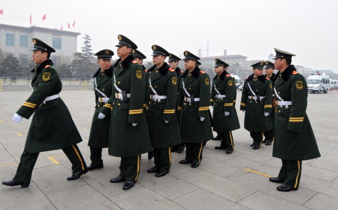 Китайская военизированная полиция готовится к маршу на площади Тяньаньмэнь в Пекине 4 марта 2010 г. Фото: Frederic J. Brown/AFP via Getty Images | Epoch Times Россия