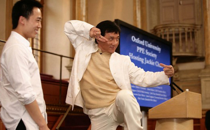 Джеки Чан принимает позу кунг-фу на сцене с Бо Гуагуа, сыном опального бывшего коммунистического чиновника Бо Силая, в Оксфордском университете в 2008 году. (Скриншот / takungpao.com) | Epoch Times Россия