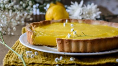 Изысканный французский лимонный пирог ― сладкий кусочек солнечного света