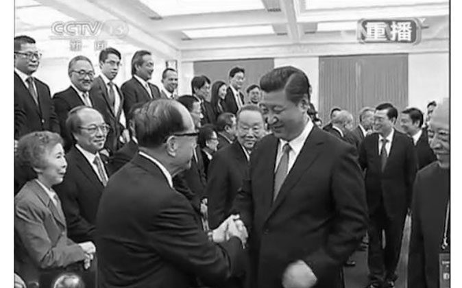 22 сентября Си Цзиньпин встретился с делегацией бизнесменов из Гонконга. Си использовал этот случай для того, чтобы заявить о гонконгской проблеме менее агрессивно, чем другие официальные лица в Пекине. (Скриншот с камеры видеонаблюдения) | Epoch Times Россия
