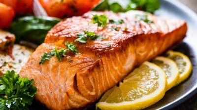 Диета, содержащая рыбий жир и мало растительного масла, поможет людям, страдающим мигренью