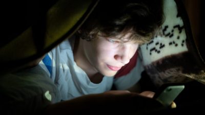 Использование подростками гаджетов перед сном приводит к его нарушению