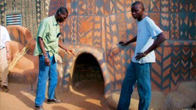 Жители африканской деревни живут в богемной обстановке