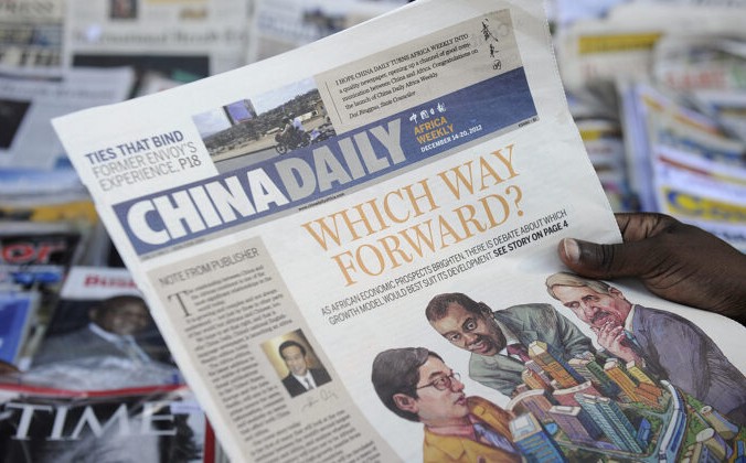 Мужчина читает газету «Африка» — китайское ежедневное издание, у газетного киоска в столице Кении 14 декабря 2012 года. (Tony Нrumba/AFP via Getty Images) | Epoch Times Россия