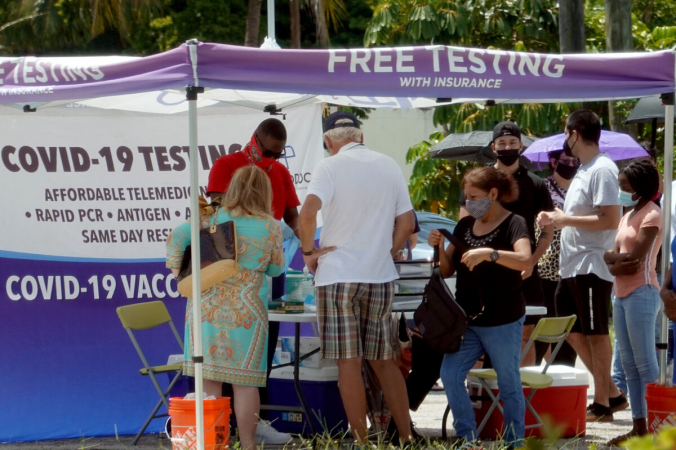 Люди ждут, чтобы пройти тест на COVID-19 во всплывающем месте тестирования в Майами, штат Флорида, 26 июля 2021 г. (Джо Рэдл / Getty Images) | Epoch Times Россия