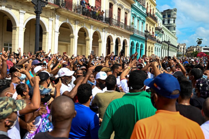 Люди участвуют в демонстрации против режима кубинского лидера Мигеля Диас-Канеля в Гаване, Куба, 11 июля 2021 г. (Yamil Lage/AFP via Getty Images) | Epoch Times Россия