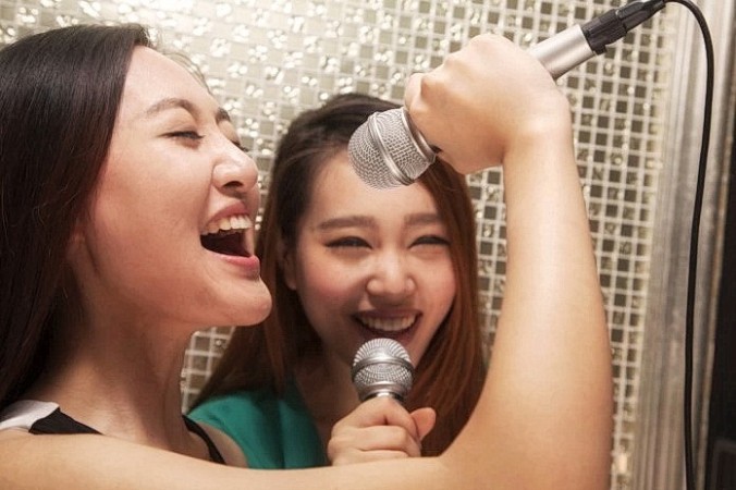 Две подруги поют в караоке, известное в Китае как KTV. Изображение ID 33400260 © Shannon Fagan | Dreamstime.com | Epoch Times Россия