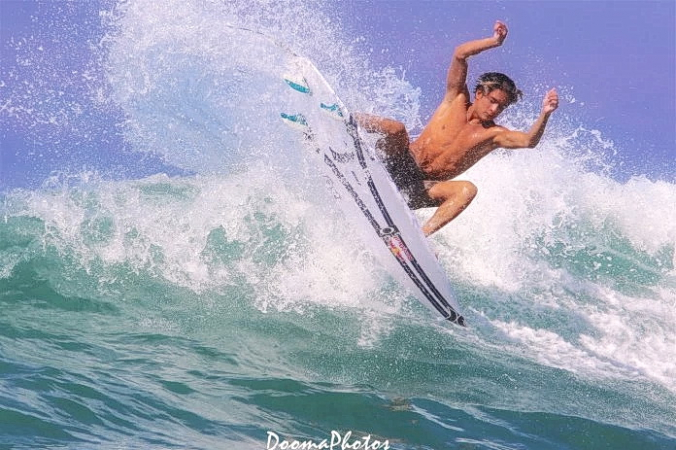 18-летний гавайец Илай Ханнеман штурмует мир серфинга. (<a> © <a href=