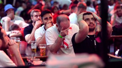 Мечта Англии о Евро-2020 рухнула после сокрушительного пенальти, болельщики в отчаянии