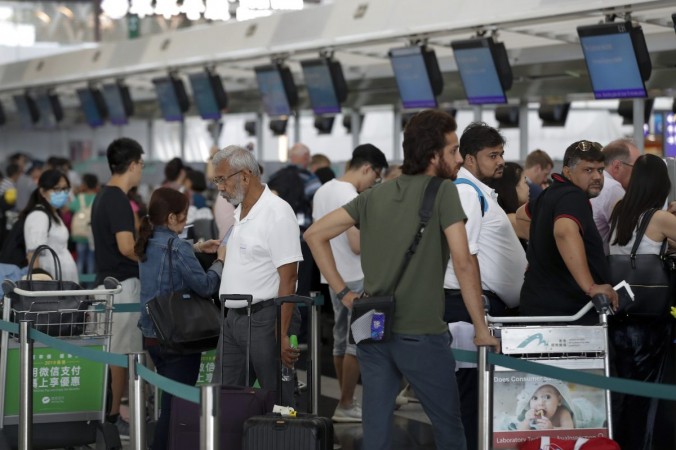 Путешественники ждут регистрации на рейс в аэропорту Гонконга 14 августа 2019 г. (Vincent Thian/AP Photo) | Epoch Times Россия