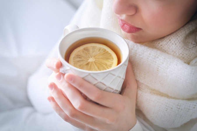 Горячий чай - это проверенное лекарство, которое помогает облегчить симптомы простуды и гриппа. (Africa Studio / Shutterstock) | Epoch Times Россия