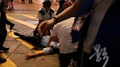 Житель Гонконга тяжело ранил полицейского. Инцидент может привести к ещё большему ограничению свобод в городе