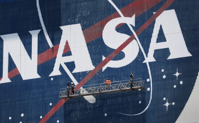 Логотип NASA на cборочном корпусе транспортных средств. Фото: Joe Raedle / Getty Images | Epoch Times Россия