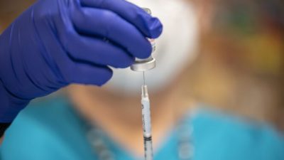 Вакцины против Covid-19 могут быть причиной появления новых штаммов, считают израильские и европейские специалисты