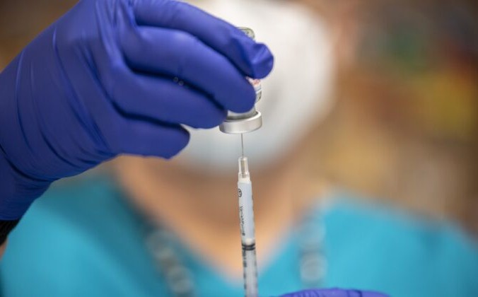 Медсестра набирает в шприц вакцину Covid-19 в центре для пожилых граждан в Сан-Антонио в Техасе 29 марта 2021 года. (Sergio Flores/Getty Images) | Epoch Times Россия