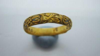 Кладоискатель обнаружил 400-летнее золотое кольцо с двумя сердечками