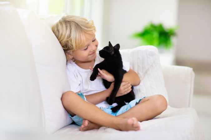 Недавние исследования показали, что домашние животные в доме защищают детей от аллергии, и эта защита увеличивается с увеличением количества домашних животных. (FamVeld / Shutterstock) | Epoch Times Россия