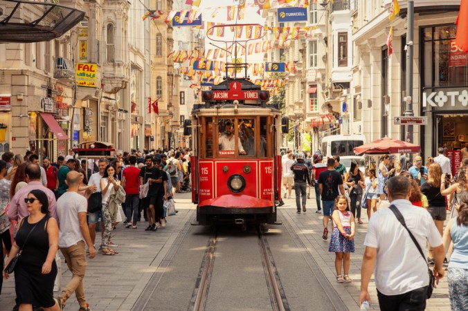 Трамвай движется по проспекту Истикляль в сторону площади Таксим 9 июня 2019 года. Хотя это главная улица, по пути можно найти несколько укромных уголков. (Вакидзаси / Shutterstock) | Epoch Times Россия