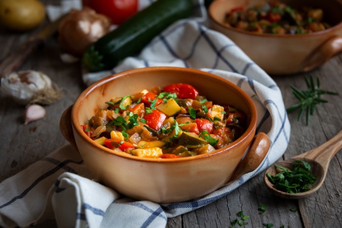 Этот рататуй яркий и свежий, сохраняет вкус каждого овоща и без чрезмерного соуса, он идеально подходит к любому блюду в летнее время. (Мария Успенская / Shutterstock) | Epoch Times Россия