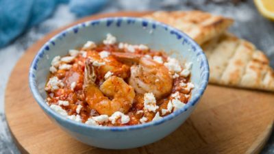 Классическое греческое блюдо: креветки с помидорами и сыром фета