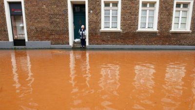 Около 114000 домохозяйств в Западной Германии остались без электричества после наводнений