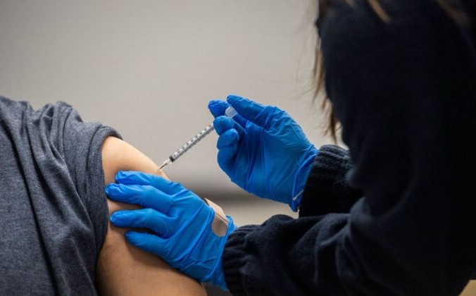 Человеку делают прививку в Челси, штат Массачусетс, 16 февраля 2021 г. (Джозеф Прециозо / AFP через Getty Images) | Epoch Times Россия