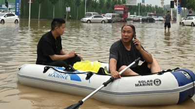 Отключение электроэнергии и интернета усугубили проблемы китайцев, пострадавших от наводнения