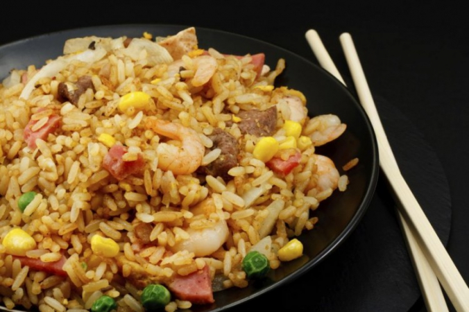 Хотя китайские кулинарные эксперты говорят, что жареный рис является фирменным блюдом Янчжоу, они не называют точной даты начала происхождения этого блюда (Stock Solutions / Photos.com) | Epoch Times Россия