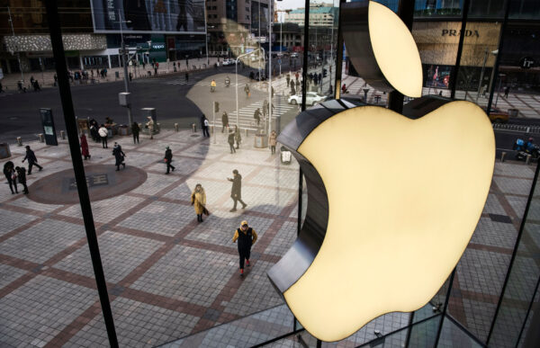 Логотип Apple виден на витрине Apple Store в Пекине, Китай, 7 января 2019 г. (Кевин Фрайер / Getty Images) | Epoch Times Россия
