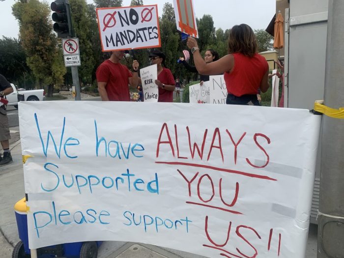 Медицинские работники протестуют против обязательной вакцинации в Калифорнии