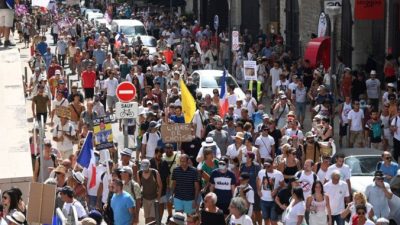 «Заберите свой пропуск»: во Франции продолжаются протесты против паспортов вакцинации от COVID-19