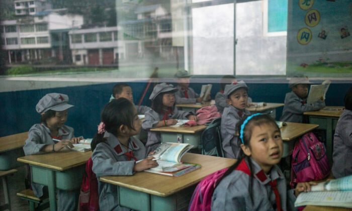 Ученики сидят в классе начальной школы Ян Дэчжи «Красная Армия» в провинции Гуйчжоу, Китай, 7 ноября 2016 г. Fred Dufour / AFP | Epoch Times Россия