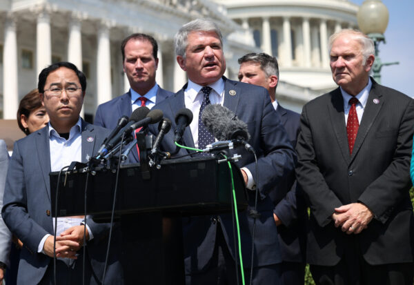 Член палаты представителей Майкл МакКол (штат Техас), к которому присоединилась двухпартийная группа законодателей, выступает на пресс-конференции, посвящённой продолжающейся эвакуации из Афганистана. Вашингтон 25 августа 2021 г. Kevin Dietsch/Getty Images