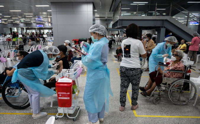 Медицинские работники вводят вакцины AstraZeneca от COVID-19 пожилым людям в Центральном центре вакцинации на вокзале Банг Сью Гранд в Бангкоке, Таиланд, 13 июля 2021 г. Sirachai Arunrugstichai / Getty Images | Epoch Times Россия