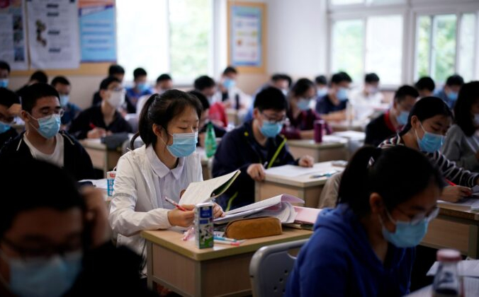 Учащиеся в классе средней школы в Шанхае, Китай, 7 мая 2020 г. Aly Song / Reuters | Epoch Times Россия