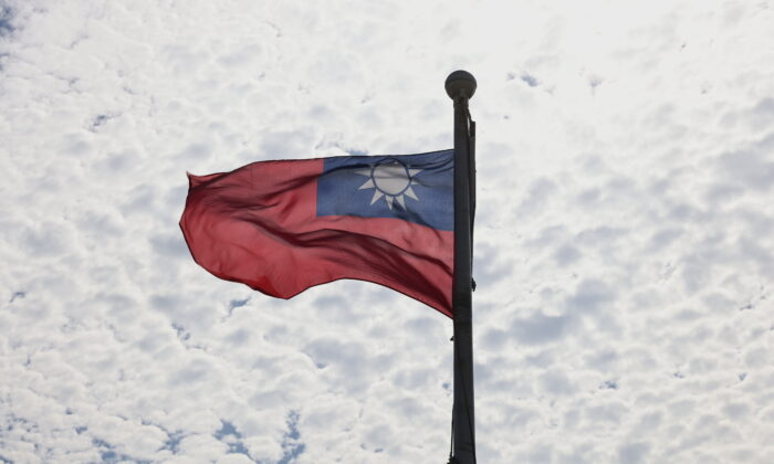 Тайваньский флаг развевается на ветру в Таоюане, Тайвань, 30 июня 2021 г. Reuters / Ann Wang | Epoch Times Россия