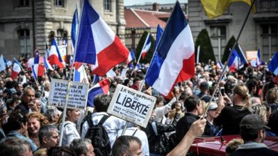 Правительство Франции расширило действие «пропусков здоровья», несмотря на протесты
