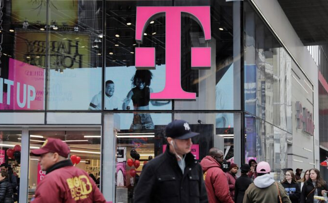 Пешеходы проходят мимо магазина T-Mobile в Нью-Йорке 27 апреля 2018 г. Lucas Jackson/Reuters | Epoch Times Россия