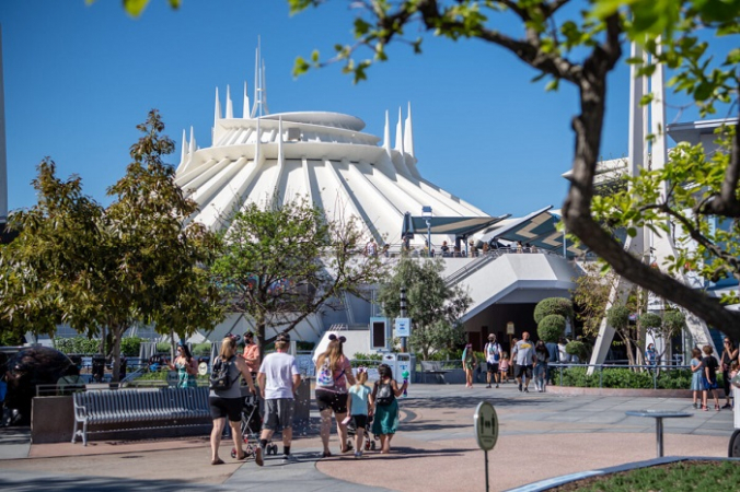 Гости прибывают в Tomorrowland в Диснейленд в Анахайме, Калифорния, 30 апреля 2021 г. (Ричард Харбо / Disneyland Resort через Getty Images) | Epoch Times Россия