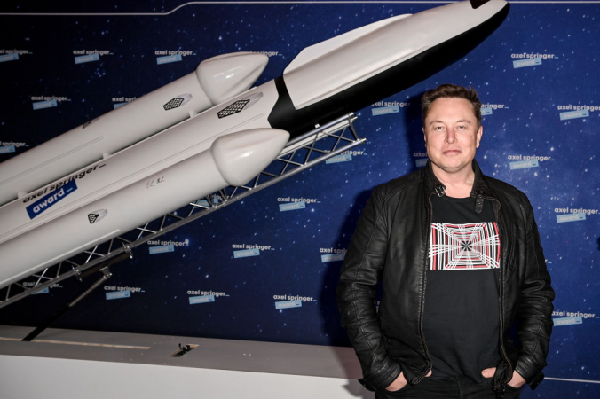Владелец SpaceX и генеральный директор Tesla Илон Маск позирует на красной дорожке церемонии Axel Springer Award 2020 в Берлине, Германия, 1 декабря 2020 г. (Britta Pedersen-Pool/Getty Images) | Epoch Times Россия