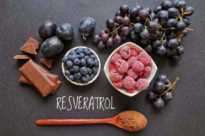 Ресвератрол - это соединение, содержащееся в шкурке винограда, синих и пурпурных ягодах и темном шоколаде, которое помогает растениям противостоять болезням и факторам окружающей среды. (Даниела Максимович / Shutterstock) | Epoch Times Россия