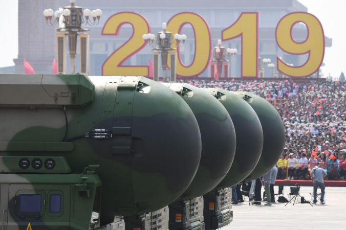 Китайские межконтинентальные баллистические ракеты DF-41, способные нести ядерное оружие, были замечены во время военного парада на площади Тяньаньмэнь в Пекине 1 октября 2019 года. Greg Baker/AFP via Getty Images | Epoch Times Россия