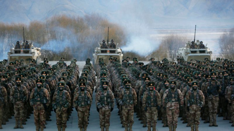 Женщина-солдат Народно-освободительной армии Китая (НОАК) проходит военную подготовку в горах Памира в Кашгаре, регион Синьцзян на северо-западе Китая, 4 января 2021 года. STR/AFP via Getty Images | Epoch Times Россия