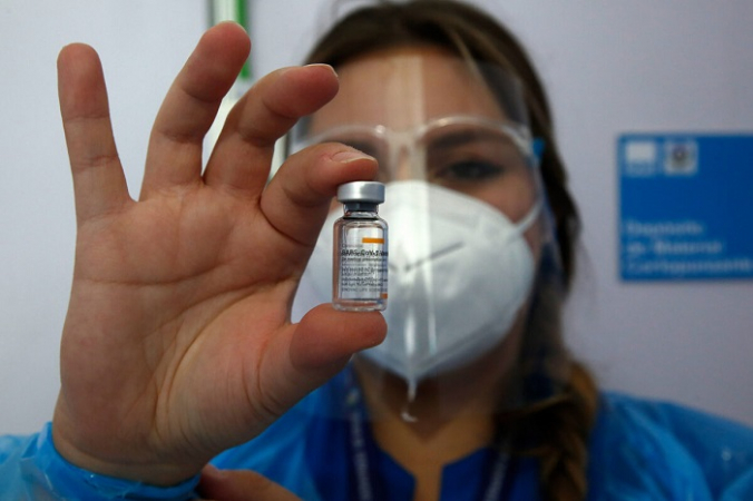 Медицинский работник показывает дозу вакцины Sinovac в первый день кампании массовой вакцинации в Сантьяго, Чили, 3 февраля 2021 г. (Marcelo Hernandez / Getty Images) | Epoch Times Россия