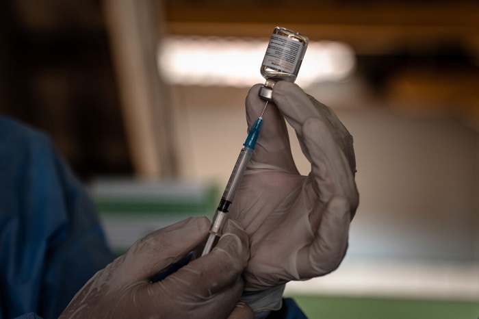 Медицинский работник готовит дозу китайской вакцины Sinovac от COVID-19 во время программы массовой вакцинации в Джокьякарте, Индонезия, 2 марта 2021 г. (Ulet Ifansasti / Getty Images)