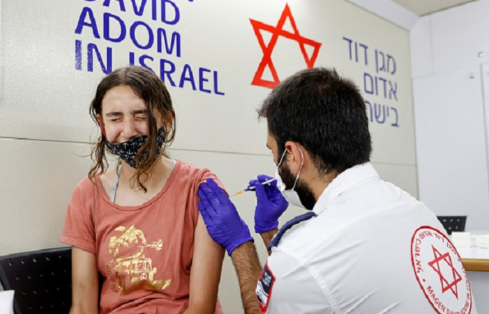 Медицинский работник готовит дозу вакцины против COVID-19 в израильском прибрежном городе Герцлия, к северу от Тель-Авива, 21 декабря 2020 года. Jack Guez/AFP via Getty Images | Epoch Times Россия